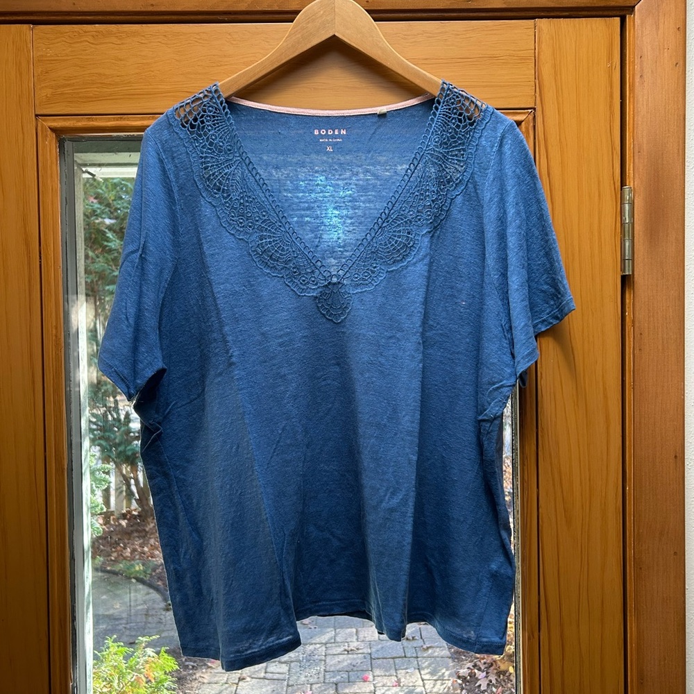 Boden embroidered V-neck tee, XL